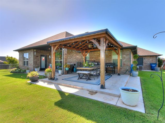 1833 W Trout Way, Mustang, OK 73064