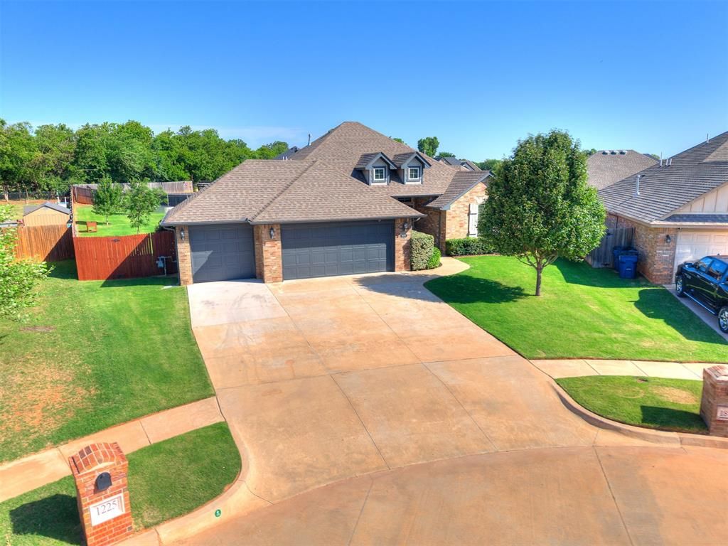 1833 W Trout Way, Mustang, OK 73064