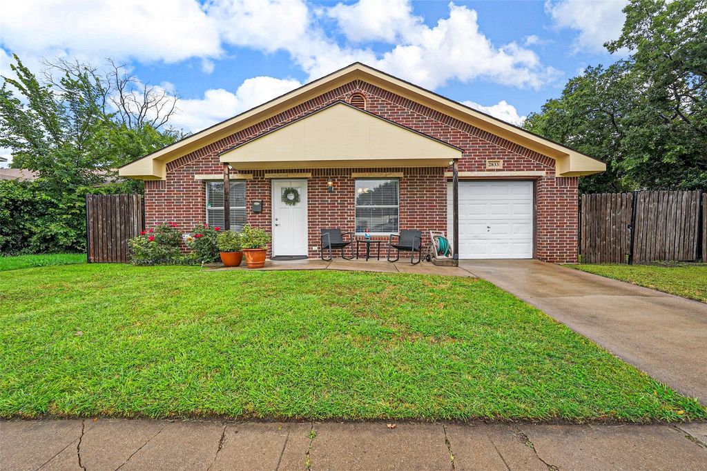 2833 Gordon Avenue, Fort Worth, TX 76110
