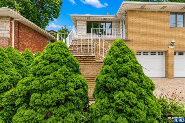 1042 Harvard Place, Fort Lee, NJ 07024