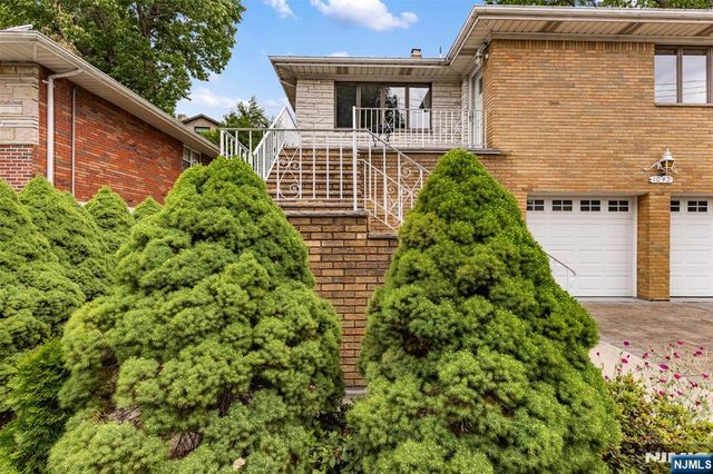 1042 Harvard Place, Fort Lee, NJ 07024