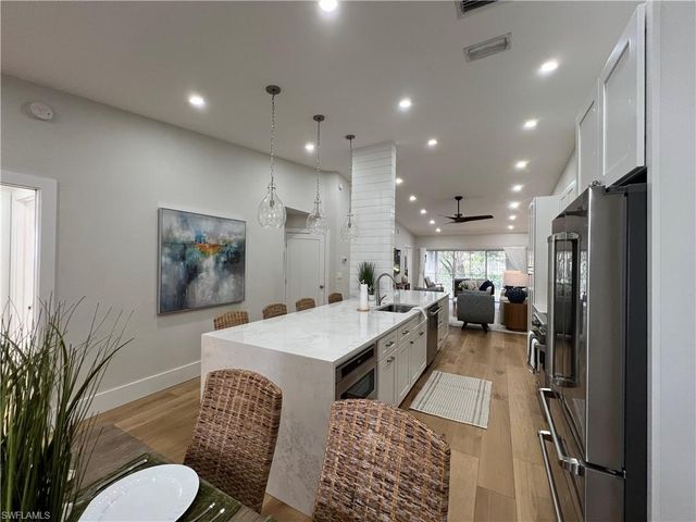 7087 Barrington CIR 201, Naples, FL 34108