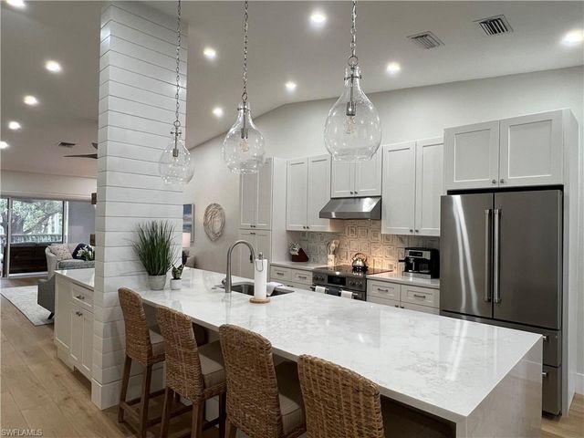 7087 Barrington CIR 201, Naples, FL 34108