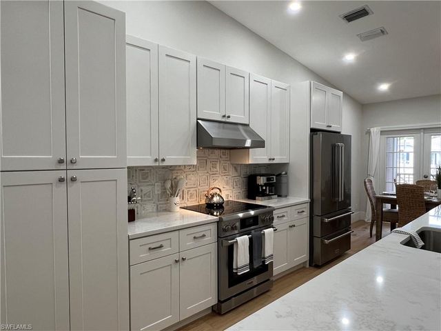 7087 Barrington CIR 201, Naples, FL 34108