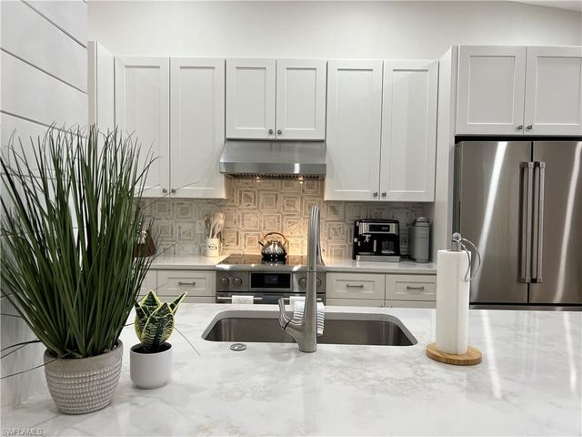 7087 Barrington CIR 201, Naples, FL 34108