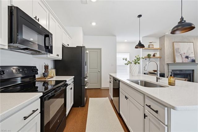 137 Mizzen Quarter LOOP, Yorktown, VA 23693