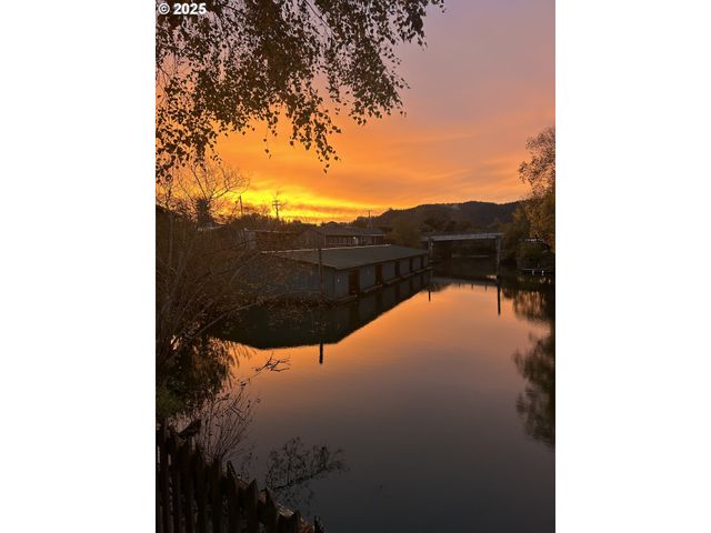 700 PARK Ave 703,625, Lakeside, OR 97449