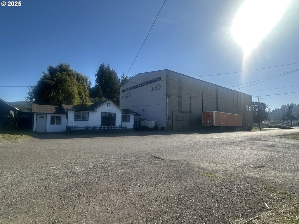 700 PARK Ave 703,625, Lakeside, OR 97449