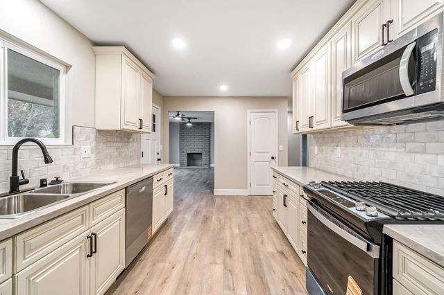 3038 E Sample Avenue, Fresno, CA 93710