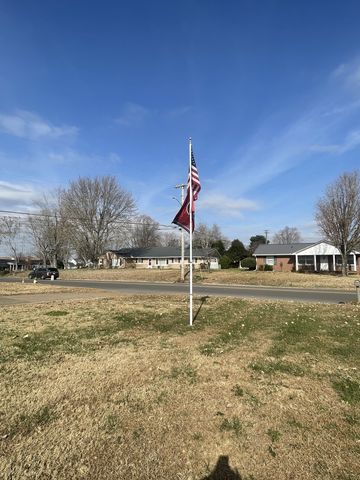 405 Robins St, E, Lawrenceburg, TN 38464