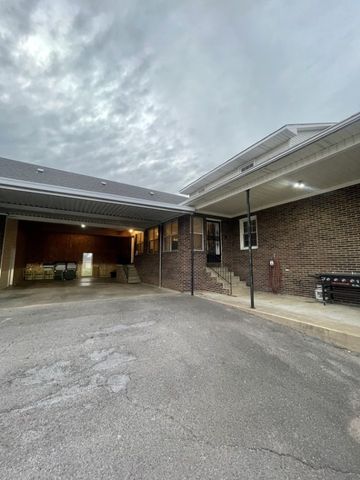 405 Robins St, E, Lawrenceburg, TN 38464