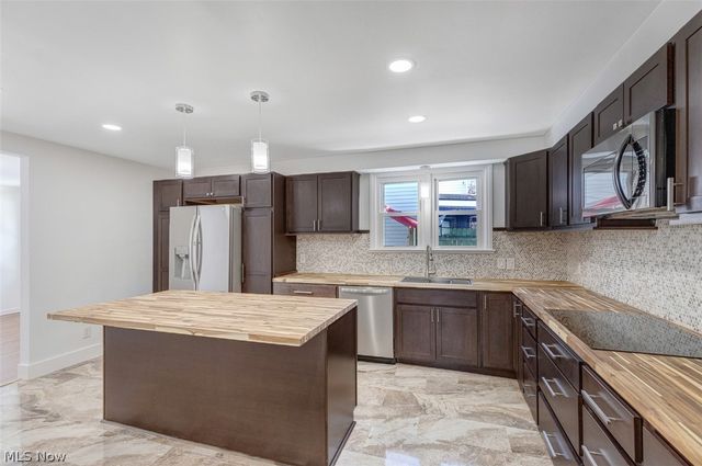 1040 Thorndale Drive, Akron, OH 44320