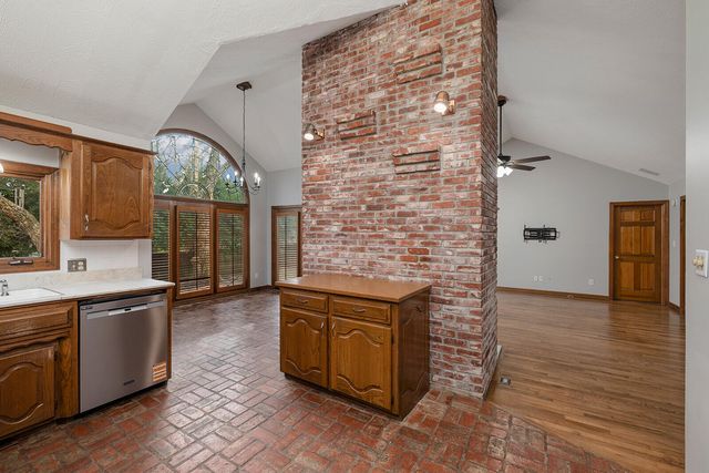 3534 E Whitehall Drive, Springfield, MO 65809