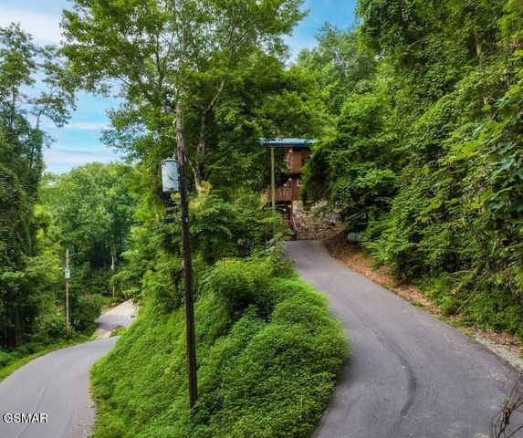 1318 N Baden Drive, Gatlinburg, TN 37738