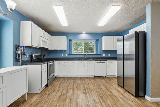 304 Lark Lane, Euless, TX 76039