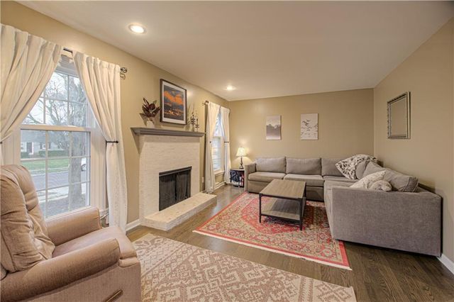 5916 W 101 Place, Overland Park, KS 66207