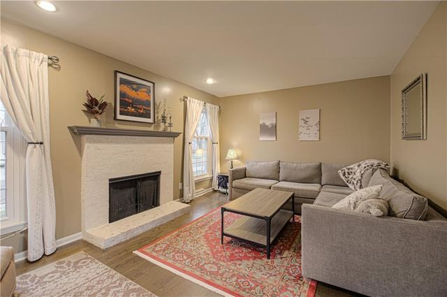 5916 W 101 Place, Overland Park, KS 66207