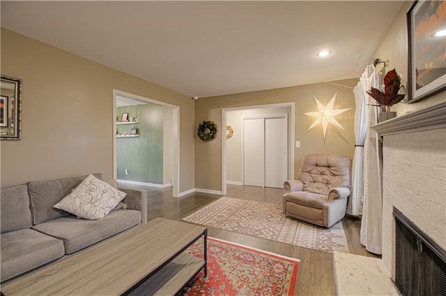 5916 W 101 Place, Overland Park, KS 66207