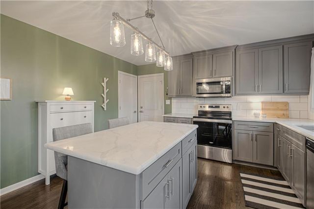 5916 W 101 Place, Overland Park, KS 66207