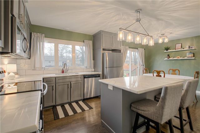 5916 W 101 Place, Overland Park, KS 66207