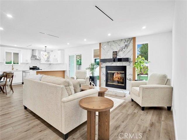 7055 Fallbrook Avenue, West Hills (los Angeles), CA 91307