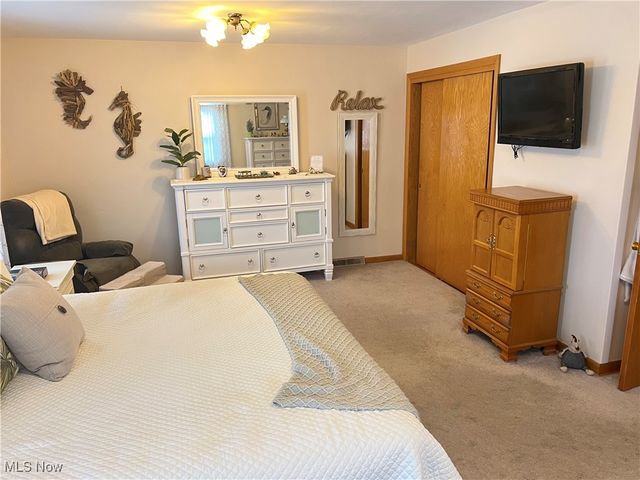 172 lake shore Drive 172, Struthers, OH 44471