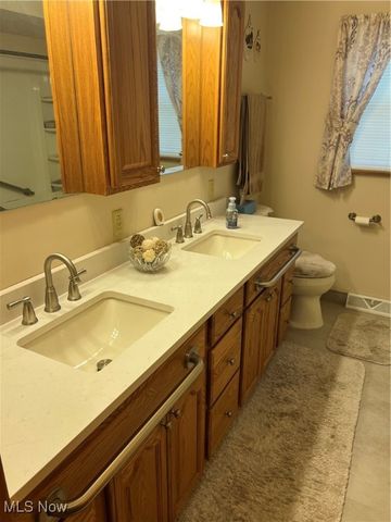 172 lake shore Drive 172, Struthers, OH 44471