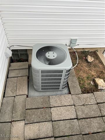 172 lake shore Drive 172, Struthers, OH 44471