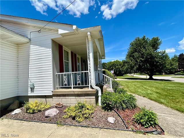 172 Lake Shore Drive, Struthers, OH 44471