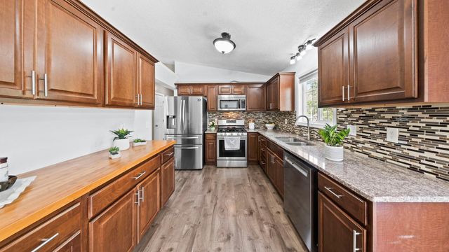 11610 Louisiana Avenue N, Champlin, MN 55316