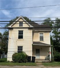 140 Mcgovern Blvd, Moon/crescent Twp, PA 15046