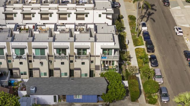 1952 Hornblend 6, San Diego, CA 92109