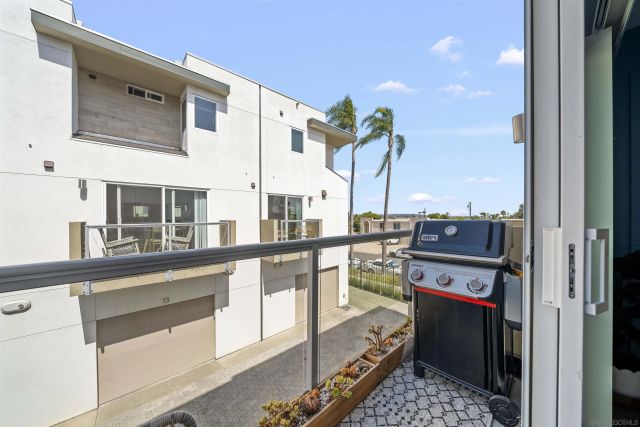 1952 Hornblend 6, San Diego, CA 92109