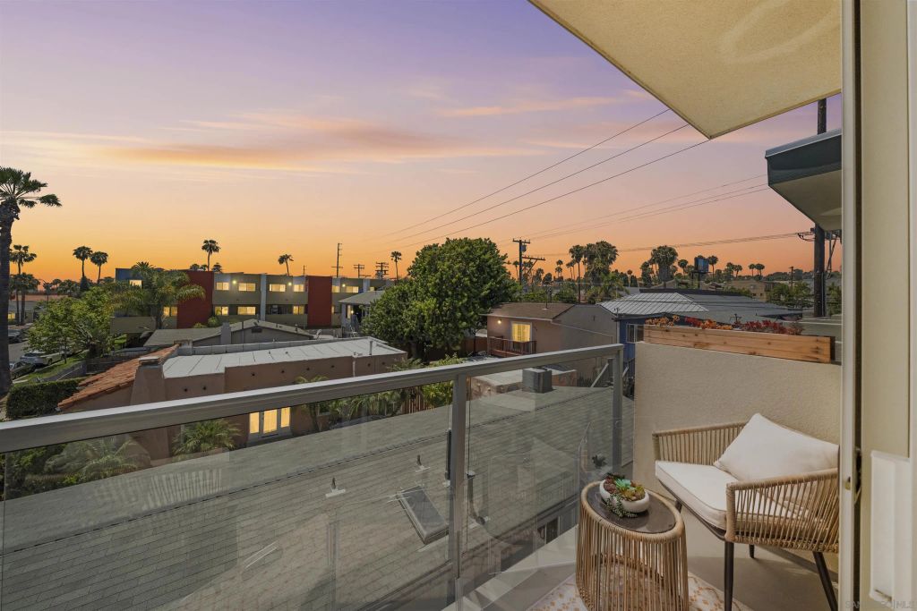 1952 Hornblend 6, San Diego, CA 92109