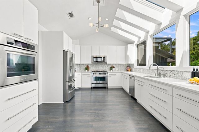 2100 Headwater LN, Austin, TX 78746