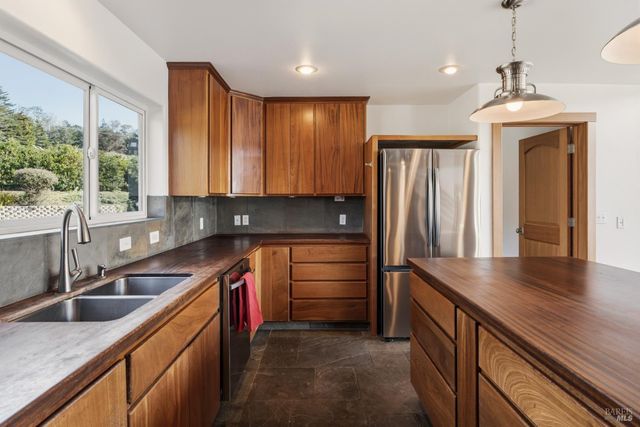 46701 Iversen Dr, Gualala, CA 95445