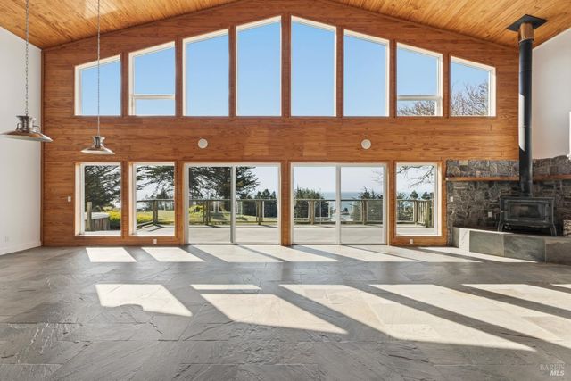 46701 Iversen Dr, Gualala, CA 95445
