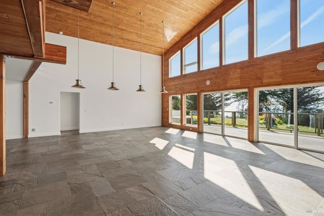 46701 Iversen Dr, Gualala, CA 95445