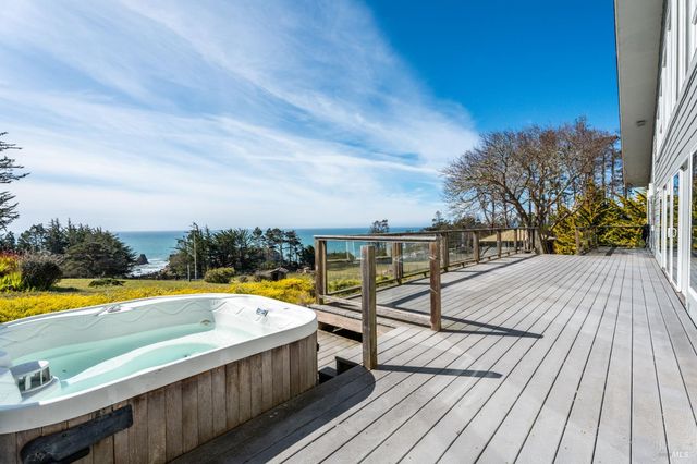 46701 Iversen Dr, Gualala, CA 95445