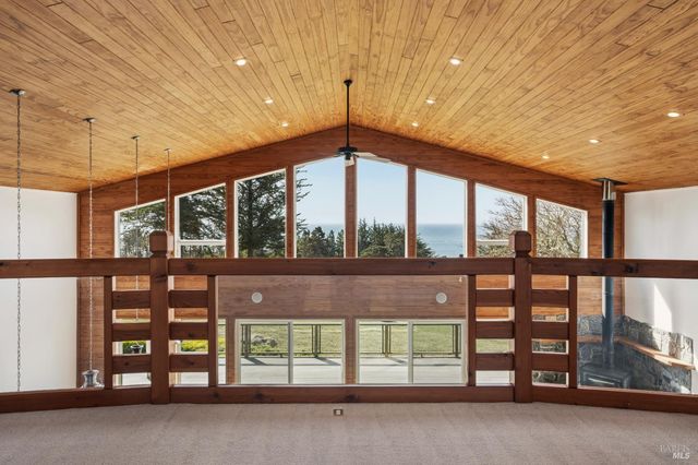 46701 Iversen Dr, Gualala, CA 95445