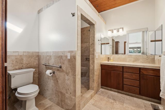 46701 Iversen Dr, Gualala, CA 95445