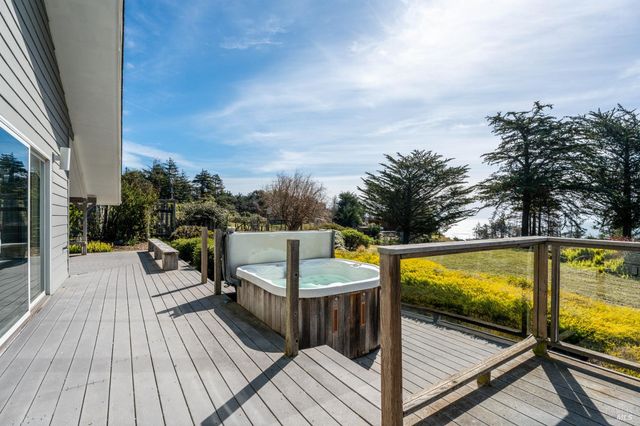 46701 Iversen Dr, Gualala, CA 95445