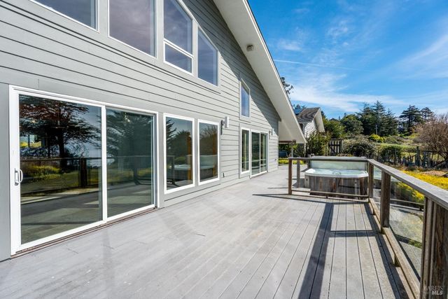46701 Iversen Dr, Gualala, CA 95445