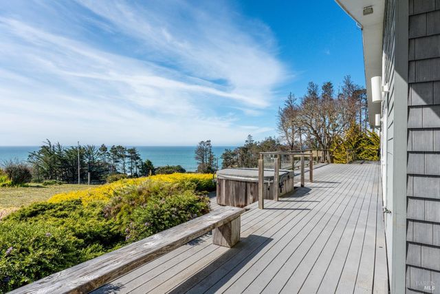 46701 Iversen Dr, Gualala, CA 95445