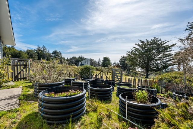 46701 Iversen Dr, Gualala, CA 95445