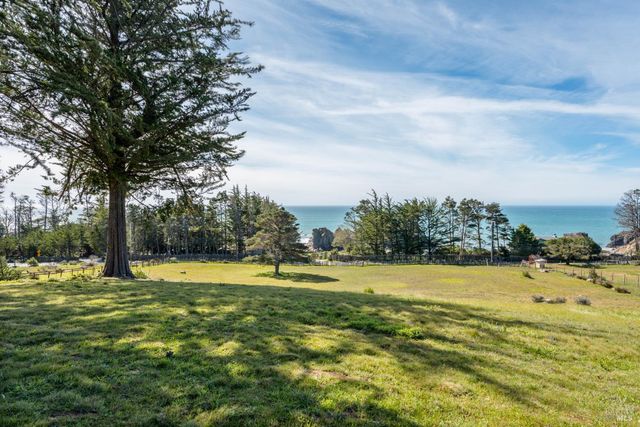 46701 Iversen Dr, Gualala, CA 95445