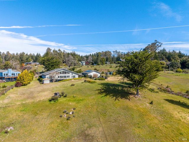 46701 Iversen Dr, Gualala, CA 95445