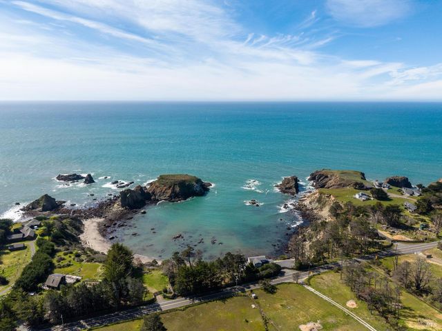 46701 Iversen Dr, Gualala, CA 95445