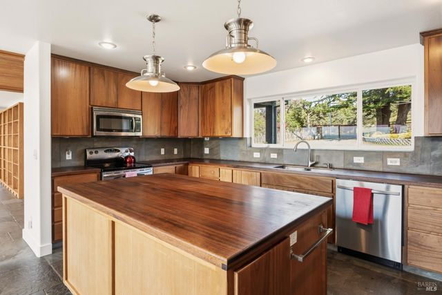 46701 Iversen Dr, Gualala, CA 95445