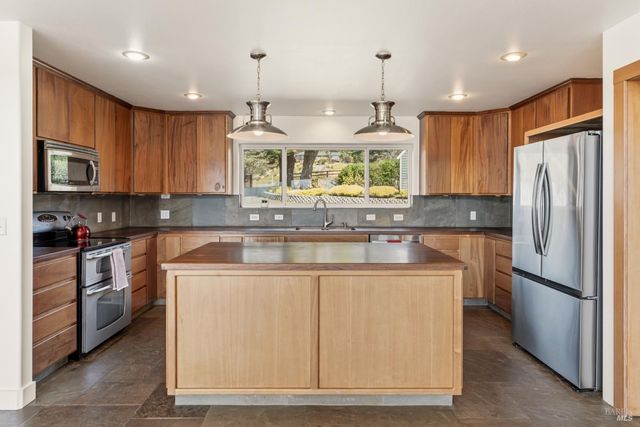 46701 Iversen Dr, Gualala, CA 95445